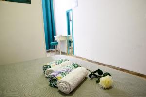 eine Reihe von Handtüchern auf einem Bett in einem Zimmer in der Unterkunft Armonia Rooms in Termoli