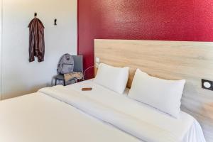 Postel nebo postele na pokoji v ubytování hotelF1 Grenoble Université