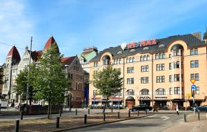 duży budynek z znakiem na górze w obiekcie Go Happy Home Vilhonkatu 9. Stylish home in the heart of the city centrer w Helsinkach