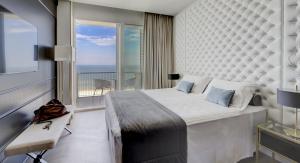A bed or beds in a room at Hotel Abner's