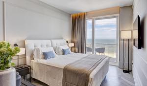 A bed or beds in a room at Hotel Abner's