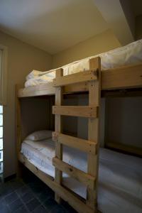 a couple of bunk beds in a room at Appartement Caraibes 8ste verdieping in Blankenberge