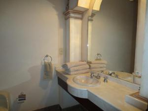 uma casa de banho com 2 lavatórios e um espelho grande em Casa Celia Hotel Restaurante em Bernal