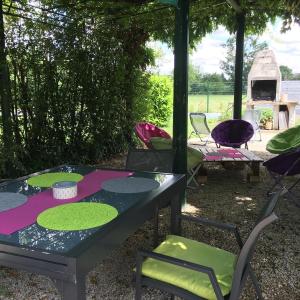 a picnic table and chairs in a yard at Agathe et Titi in Marigny-lès-Reullée