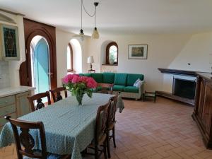 a living room with a table and a green couch at Villa Daniela in Riva di Solto