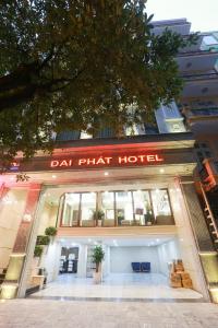 河內的住宿－Dai Phat Hotel，一座建筑,上面有读达伊第一家酒店的标志