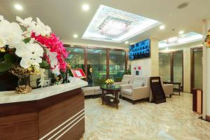 a lobby with a waiting area with flowers in at Dai Phat Hotel in Hanoi
