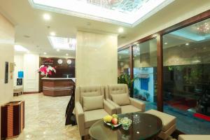 河內的住宿－Dai Phat Hotel，客厅配有沙发和桌子