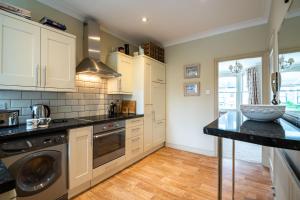 Traditional Fulham Home close to the River Thames by UndertheDoormat