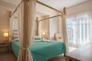 Кровать или кровати в номере Alonissos Beach Bungalows And Suites Hotel