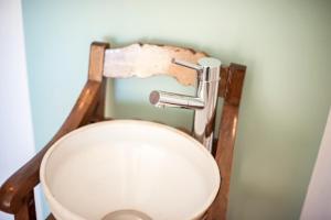 toaleta z drewnianą deską w łazience w obiekcie The Black Kitten II w mieście Caldas da Rainha