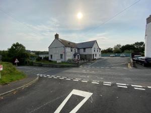 ein leerer Parkplatz mit einem Haus und einer Straße in der Unterkunft Flambards Hotel in Cardigan