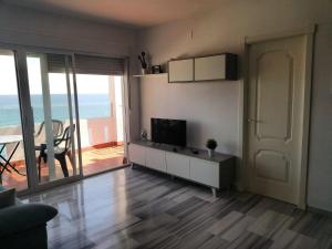 Telewizja i/lub zestaw kina domowego w obiekcie Apartamento con vistas al mar en Carboneras