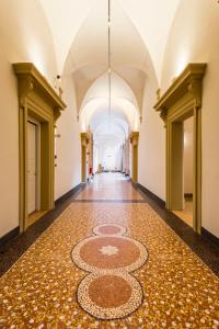 um corredor vazio com piso em azulejo num edifício em Design Club Collection em Bolonha
