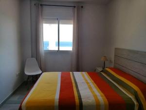 sypialnia z łóżkiem i widokiem na ocean w obiekcie Apartamento con vistas al mar en Carboneras w mieście Carboneras +18 zdjęć