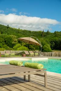 Bazén v ubytování Domaine de Merlac nebo v jeho okolí