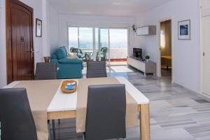 jadalnia i salon ze stołem i krzesłami w obiekcie Apartamento con vistas al mar en Carboneras w mieście Carboneras