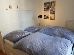 מיטה או מיטות בחדר ב-Ferienwohnung Möwe White Line