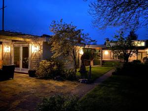 una casa di notte con luci in cortile di B&B De nieuwendijk a Zuid-Beijerland