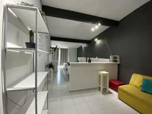 a room with a kitchen and a living room at Zyan Rooms in Villahermosa