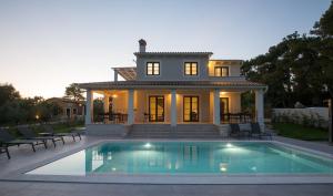 uma casa com piscina em frente a uma casa em Villa Cavallina em Barban