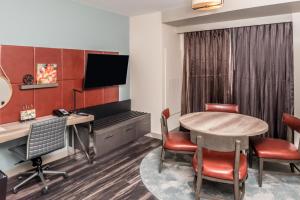 TV a/nebo společenská místnost v ubytování Hotel Indigo Frisco by IHG