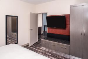 TV a/nebo společenská místnost v ubytování Hotel Indigo Frisco by IHG
