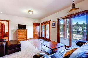 ein Wohnzimmer mit Sofa und Tisch in der Unterkunft Saddlewood #46 Ski-In/Ski-Out to Snowflake Lift - Walk to Town in Breckenridge