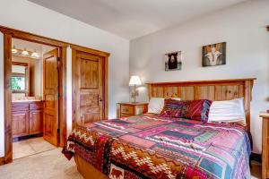 ein Schlafzimmer mit einem Bett und ein Badezimmer mit einem Waschbecken in der Unterkunft Saddlewood #46 Ski-In/Ski-Out to Snowflake Lift - Walk to Town in Breckenridge
