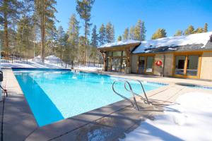 Басейн в Pinecreek #I - 4 BR - Private Hot Tub - Close to Town - Shuttle to Slopes або поблизу