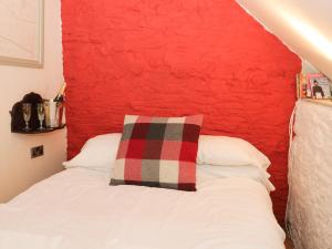 ピカリングにあるCherry Tree Cottageの赤い壁(白いベッド、枕付)