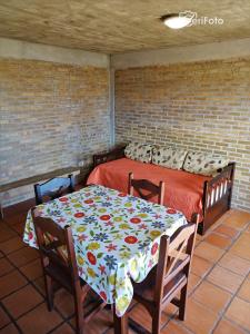 Una habitación con una mesa y una cama en una habitación en El Tridente, en Punta del Diablo