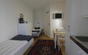 Habitación blanca pequeña con cama y mesa en Logi & Bastu, en Käringön