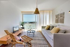 un soggiorno con divano e TV di Apartamento Boavista - Sea View ad Albufeira