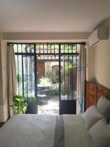 1 dormitorio con 1 cama y puerta que da a un patio en Patio Granada, en Granada