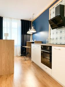 Kuchyňa alebo kuchynka v ubytovaní Apartamenty Centrum - Szafirowy i Szmaragdowy + 34 fotografií
