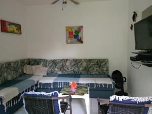 - un salon avec un canapé et une table dans l'établissement Casa em Imbassai, à Imbassaí