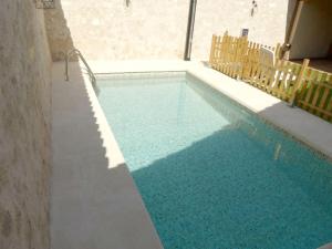 - une piscine d'eau bleue dans un bâtiment dans l'établissement El Rincón de Pilar Disfruta de tu escapada rural disfruta de tu casa, à Fuentemilanos