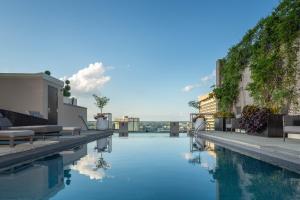 费城The Windsor Suites的靠近一些建筑的水池