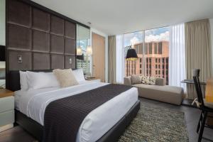 The Windsor Suites客房内的一张或多张床位