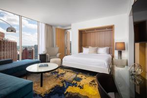 The Windsor Suites客房内的一张或多张床位