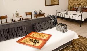 Postel nebo postele na pokoji v ubytování Trubarjev Art Boutique hotel