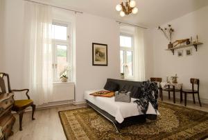 Postel nebo postele na pokoji v ubytování Trubarjev Art Boutique hotel