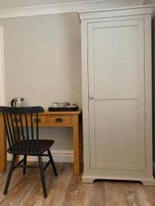 un escritorio y una silla junto a una mesa y una puerta en Crawfield Grange en Stonehaven