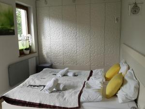 a bedroom with a bed with towels and pillows at Apartament CARMEN in Karpacz