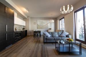 salon z kanapą i stołem w obiekcie VIP Apartamenty Białystok w mieście Białystok