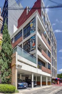 un edificio de apartamentos con coches estacionados frente a él en Alfredo de Musset 354, en Ciudad de México
