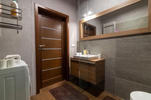łazienka z umywalką, toaletą i lustrem w obiekcie VIP Apartamenty Białystok w mieście Białystok +37 zdjęć