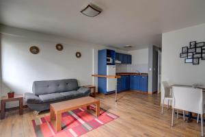 a living room with a couch and a kitchen at Grupo Kings Suites - Horacio 1525 in Mexico City