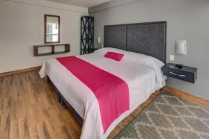 A bed or beds in a room at Grupo Kings Suites - Horacio 1525